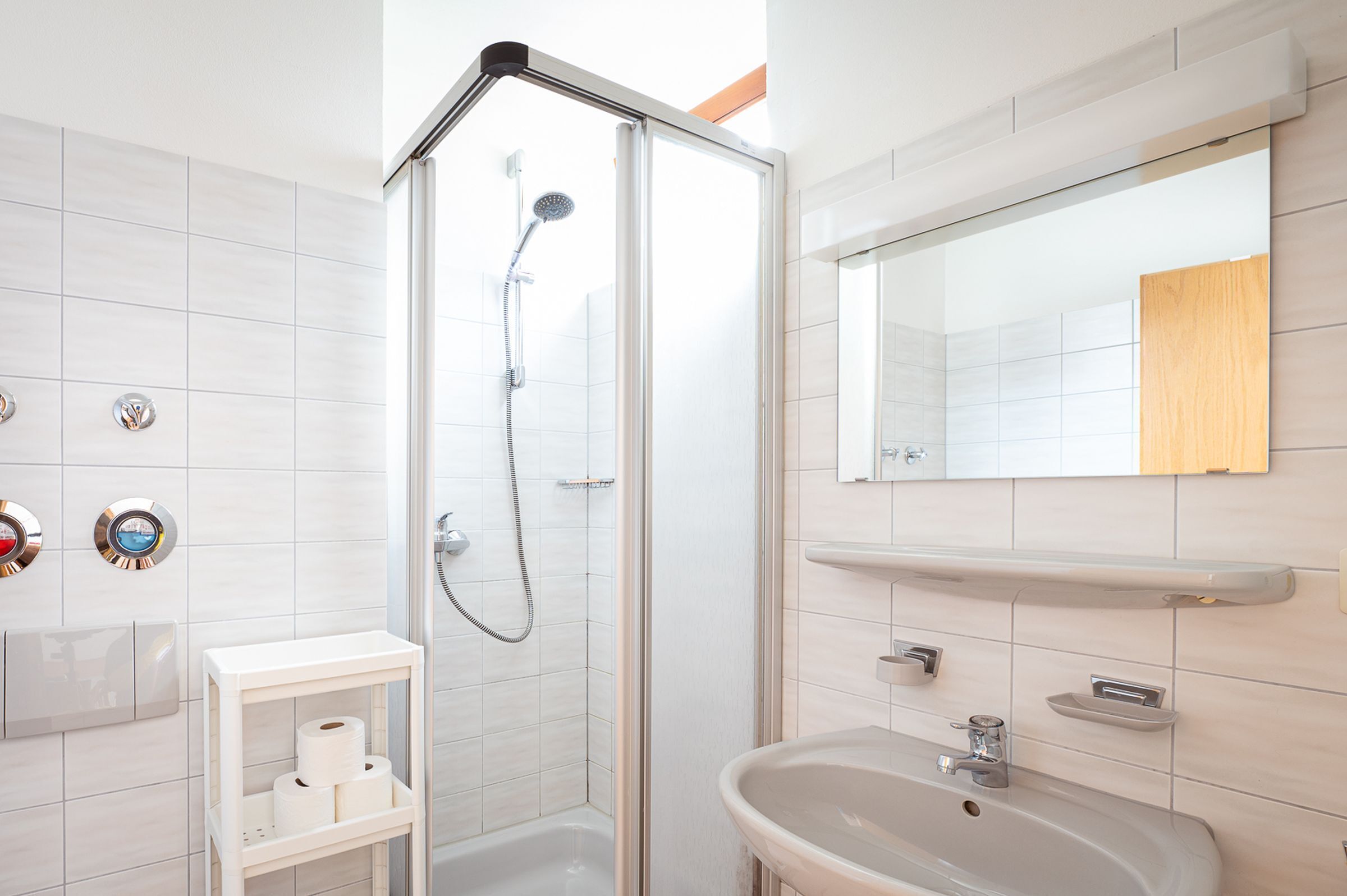 Dusche, Haartrockner, Handtücher