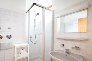 Douche, sèche-cheveux, serviettes fournies