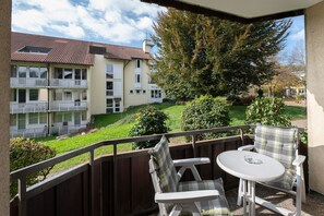 Outdoor dining - Studio Apartment 'Ferienwohnung, 35qm' with Balcony and Wi-Fi (Bad Säckingen)