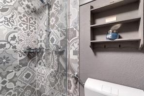Shower, hair dryer, towels - Holiday Apartment 'Ferienwohnung Schwarzwald Engel' with Loggia, Balcony and Wi-Fi (Bad Peterstal-Griesbach)