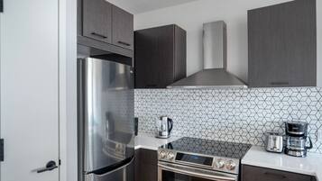 Een koelkast, een magnetron, een oven, een kookplaat