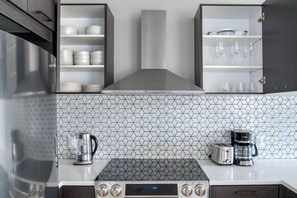 Kühlschrank, Mikrowelle, Ofen, Herdplatte