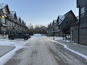 Property grounds - 🦊Tiny, Mighty Studio in Canmore🦊  (Canmore)