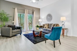 Fernseher, DVD-Player, Tischfußball, Tischtennisplatte