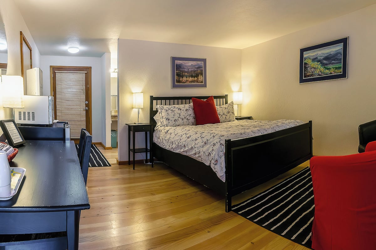 Lodge Room 2 | 1 bedroom, free WiFi