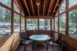 Terrace/patio - Green Springs Inn (Ashland)