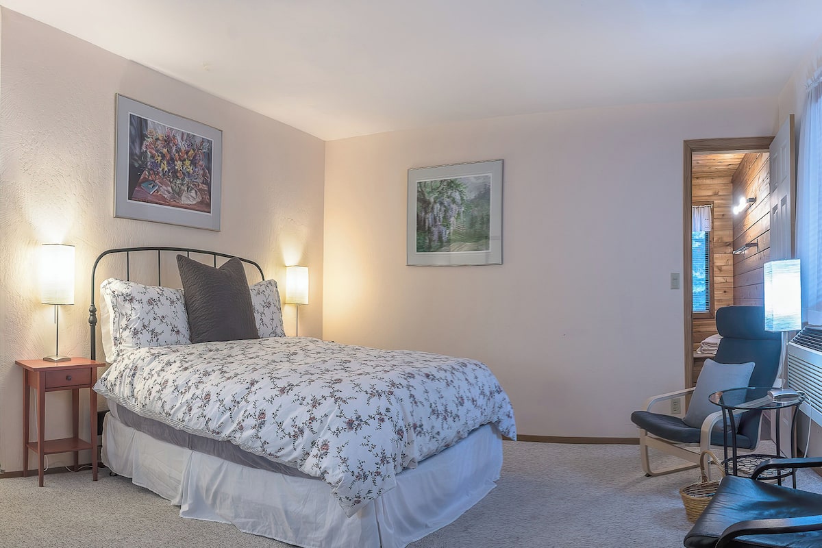 Lodge Room 4 | 1 bedroom, free WiFi