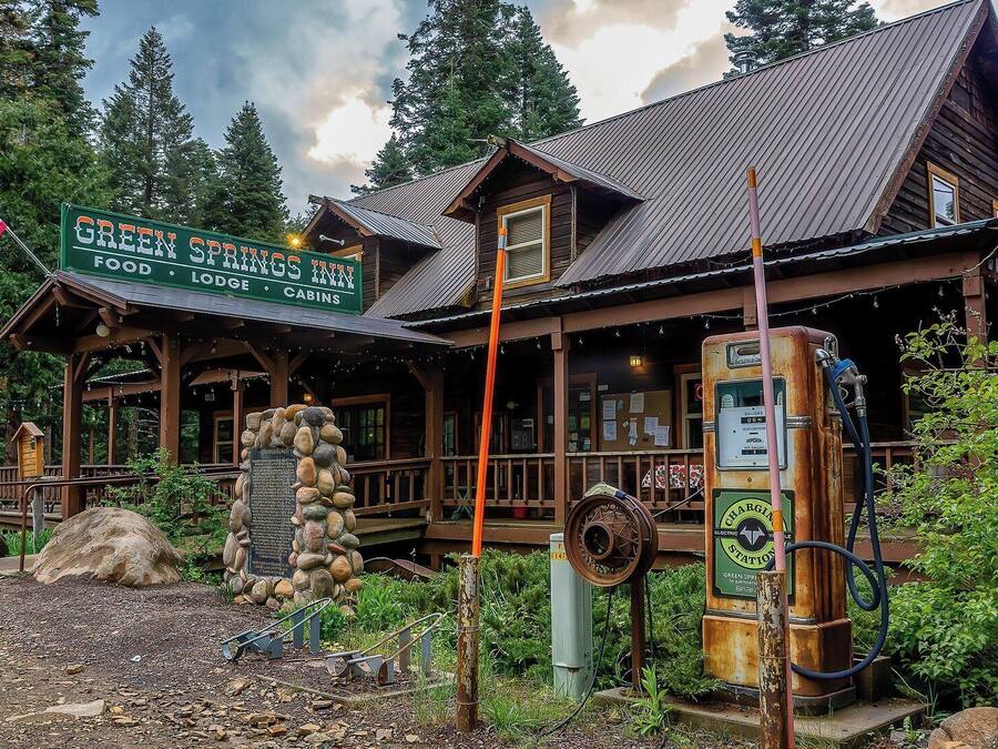 Een rustieke lodge met een bordje waarop staat: Green Springs Lodge.