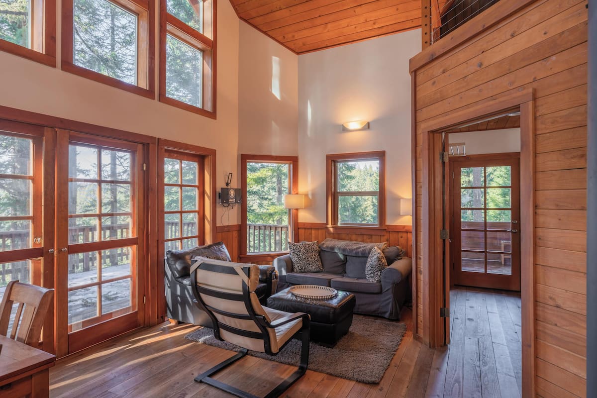 Pilot Rock | Living area