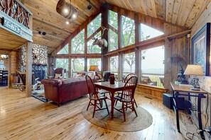 TV, caminetto, tavolo da calcetto