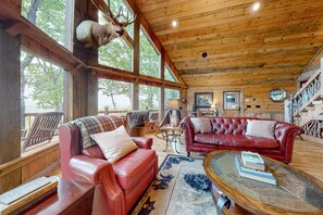 TV, caminetto, tavolo da calcetto