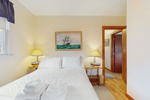 3 bedrooms, iron/ironing board, internet, bed sheets