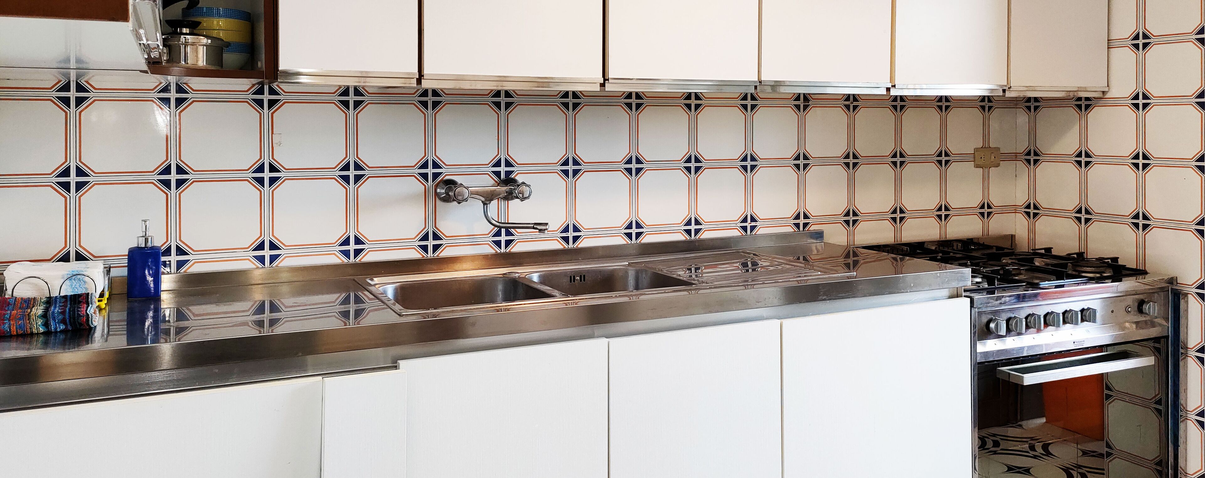 Réfrigérateur, four à micro-ondes, un four, table de salle à manger