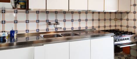 Réfrigérateur, four à micro-ondes, un four, table de salle à manger