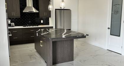 Modern Luxurious Getaway - minutes to riverfront, wineries, golf clubs
