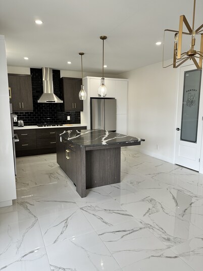 Modern Luxurious Getaway - minutes to riverfront, wineries, golf clubs