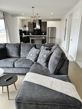Smart TV, fireplace, stereo, offices. Modern Luxurious Getaway - minutes to riverfront, wineries, golf clubs