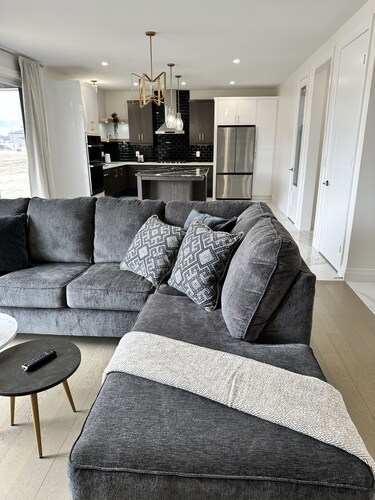 Modern Luxurious Getaway - minutes to riverfront, wineries, golf clubs