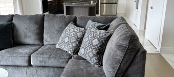 Modern Luxurious Getaway - minutes to riverfront, wineries, golf clubs