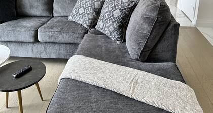 Modern Luxurious Getaway - minutes to riverfront, wineries, golf clubs