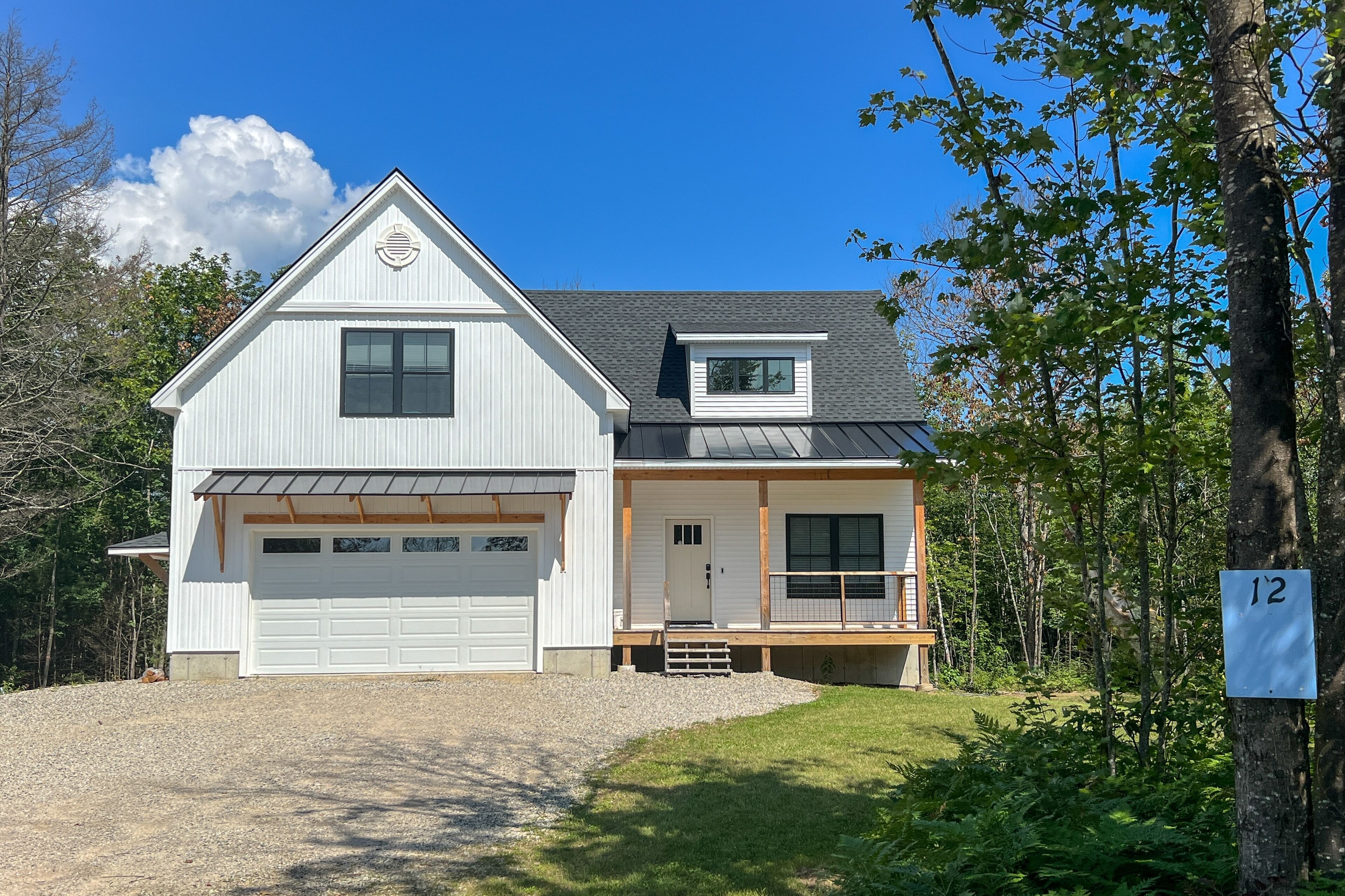 Dream home with deck, grill, fast WiFi, lawn, washer/dryer, & games