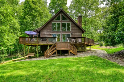 Waterfront cabin with private dock, hot tub, sundeck, outdoor areas, & W/D