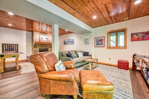 Een televisie, een open haard, tafelvoetbal en boeken