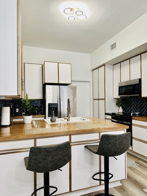 Refrigerador, microondas, horno y parrilla de estufa 