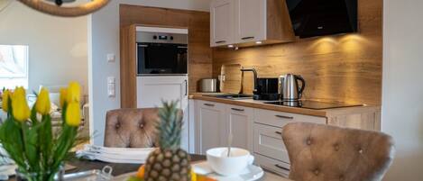 Køleskab, mikrobølgeovn, ovn, kogeplade