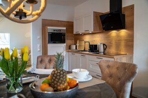 Køleskab, mikrobølgeovn, ovn, kogeplade