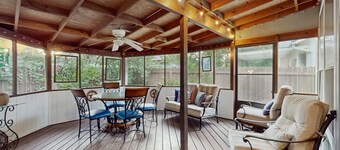 Dog-friendly downtown home with enclosed yard, grill, washer/dryer, patio, & AC