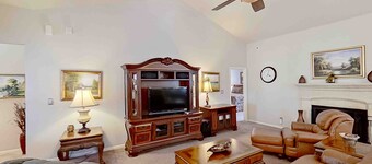 Dog-friendly downtown home with enclosed yard, grill, washer/dryer, patio, & AC