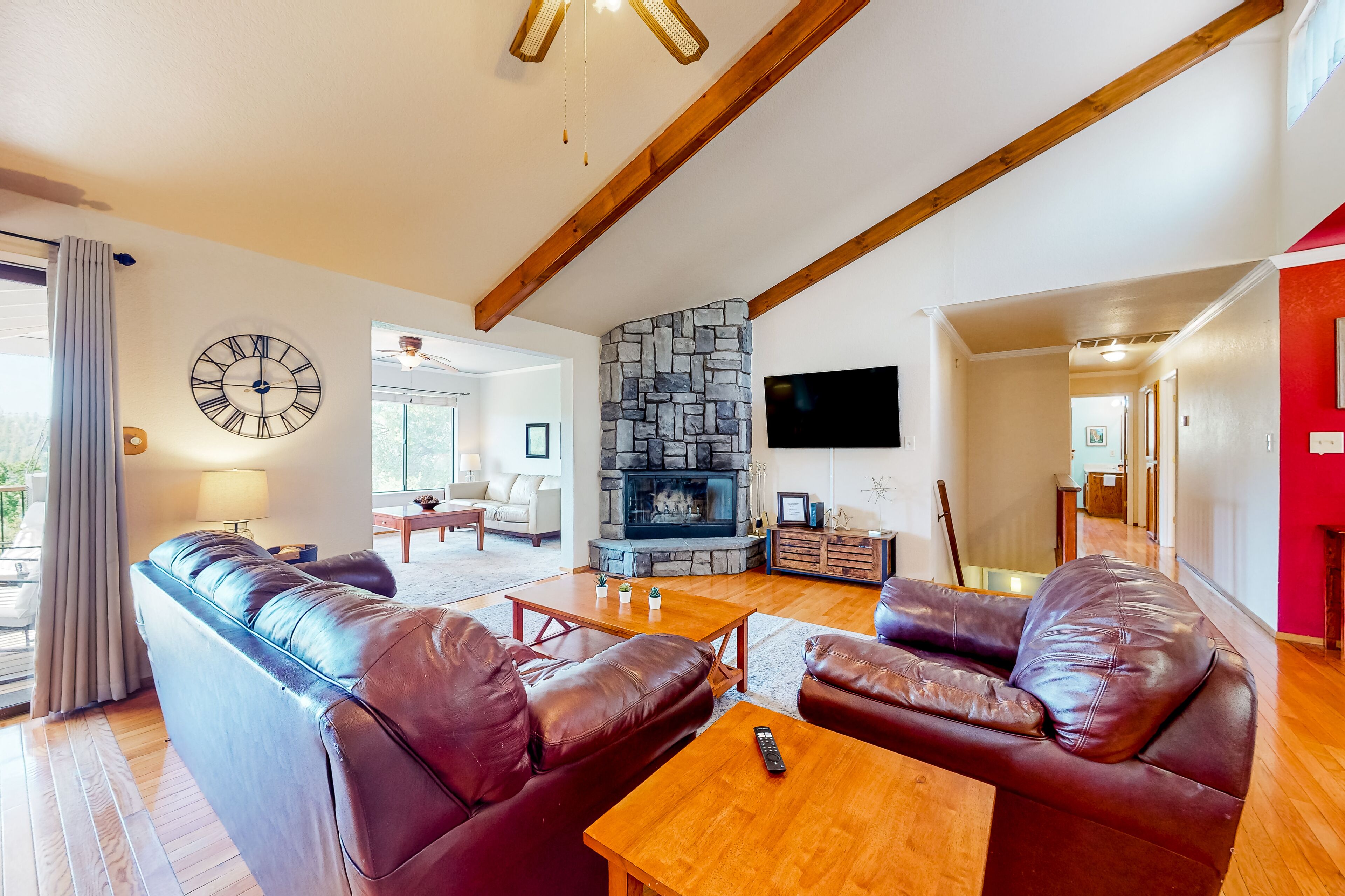 Mountain-view home wood-burning fireplace, game room, grill, & central AC