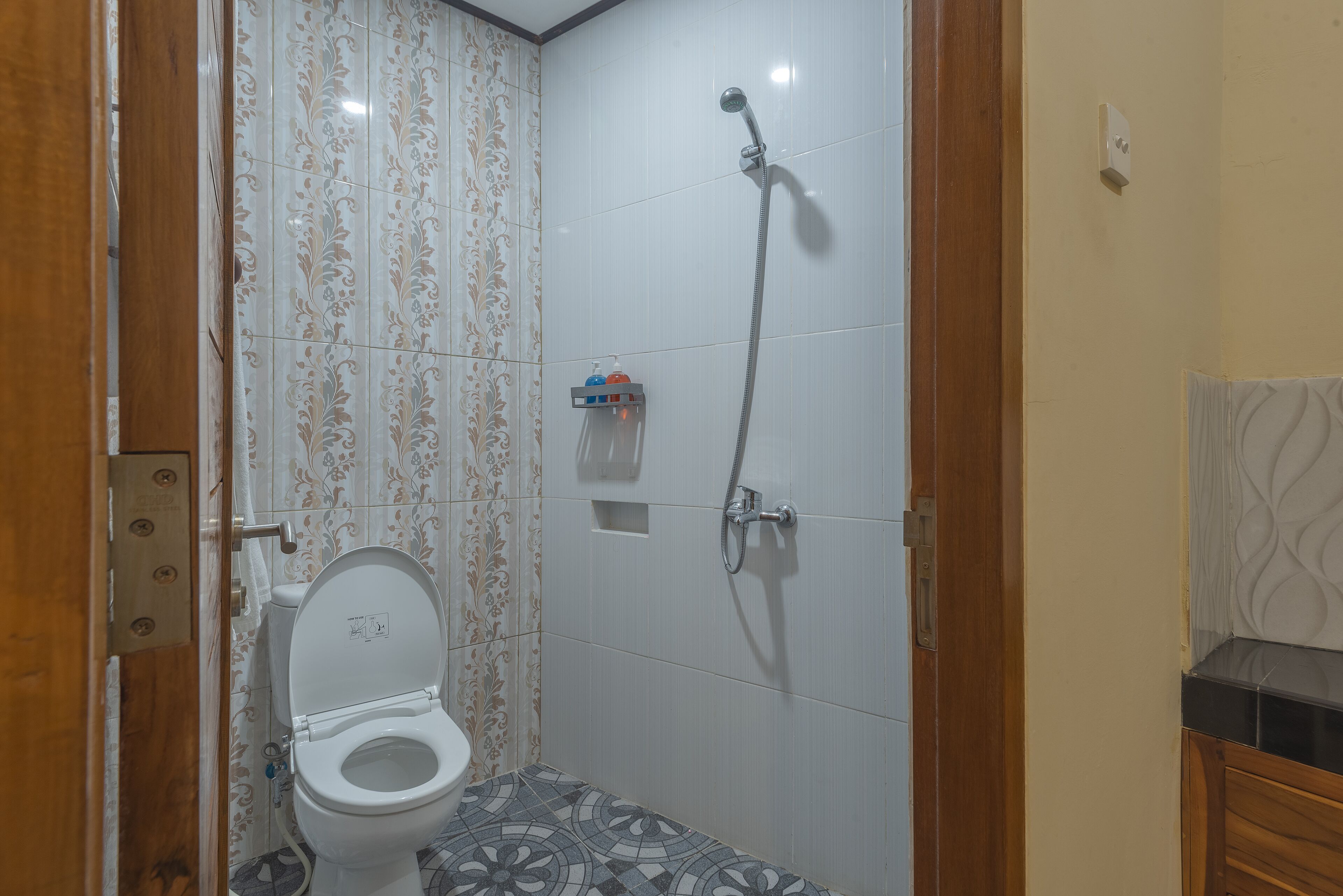 Un baño pequeño con inodoro, ducha y lavabo.