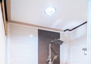 Habitación doble estándar | Baño | Secadora de cabello, pantuflas, bidet, toallas 