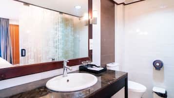 Deluxe Double Room | Bathroom | Hair dryer, slippers, bidet, towels