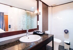 Deluxe Double Room | Bathroom | Hair dryer, slippers, bidet, towels