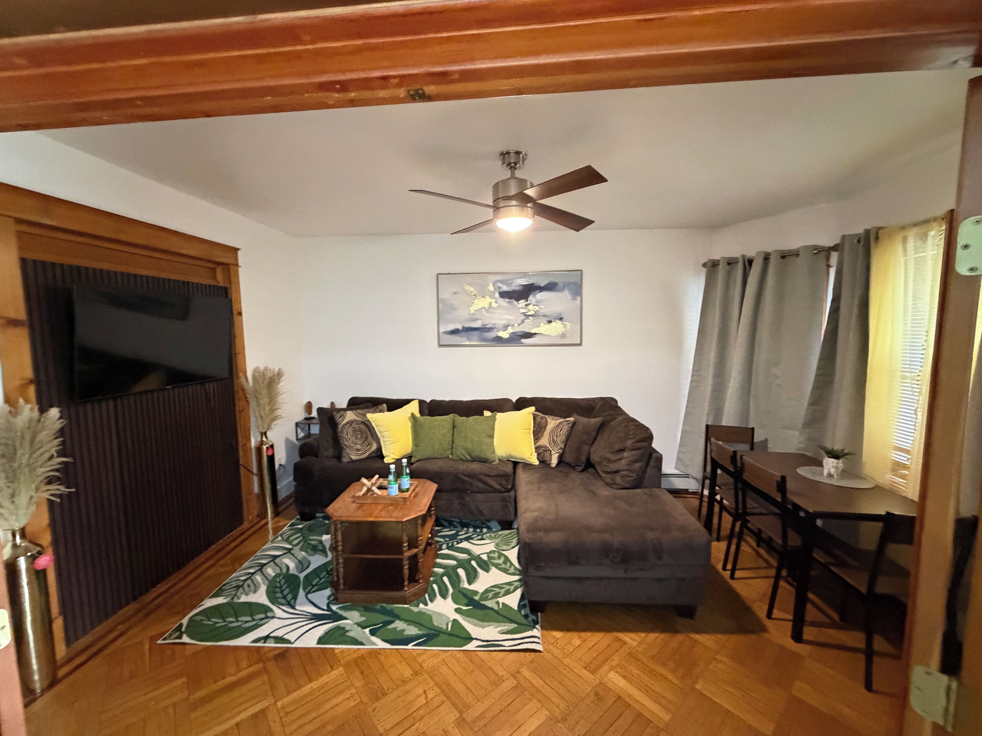 Colonial Style Home 5 Br 2 Bath N Parking! Close To Restaurants N Colleges! - Albany, NY