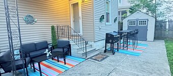 Colonial Style Home 5 Br 2 bath n’ Parking! Close to restaurants n’ colleges!