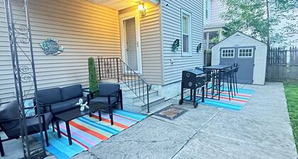 Colonial Style Home 5 Br 2 bath n’ Parking! Close to restaurants n’ colleges!