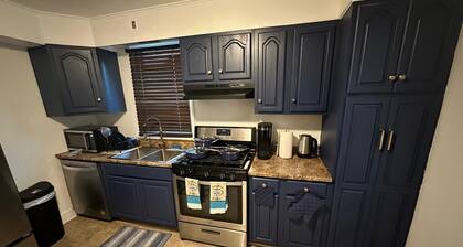 Colonial Style Home 5 Br 2 bath n’ Parking! Close to restaurants n’ colleges!