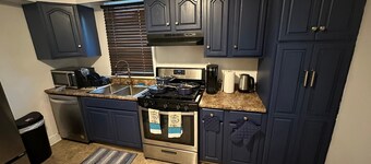 Colonial Style Home 5 Br 2 bath n’ Parking! Close to restaurants n’ colleges!