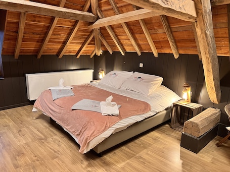 Comfort Room | 1 bedroom, in-room safe, individually decorated, desk