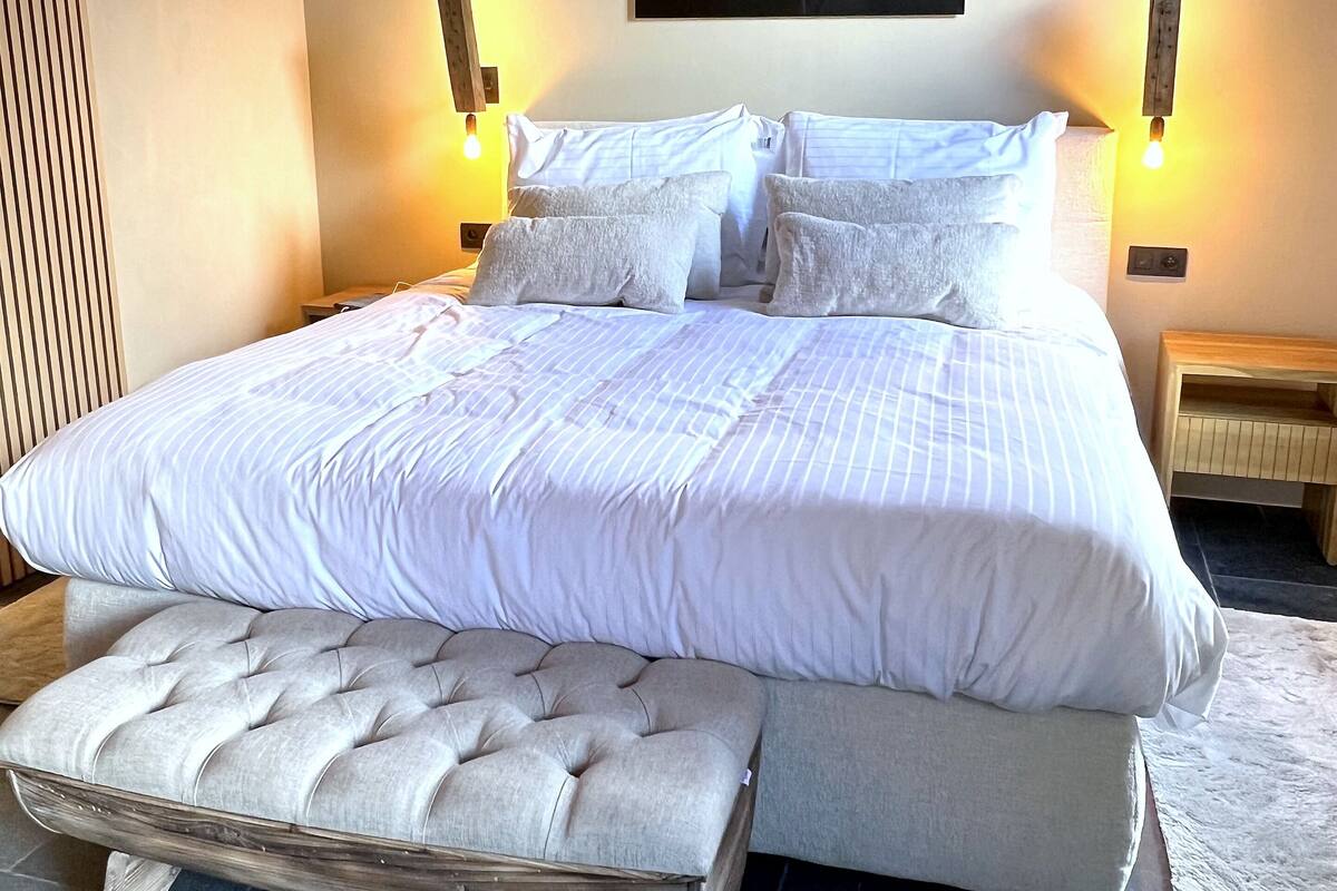 Rom – deluxe, hageutsikt, gårdsplassområde | Minibar, safe på rommet, skrivebord og blendingsgardiner