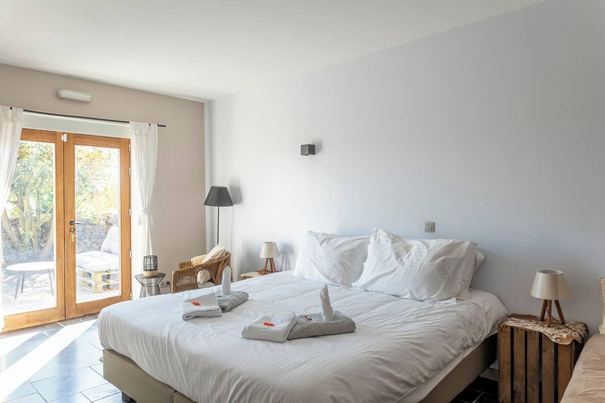 Rom – comfort, tilgjengelighetstilpasset | Minibar, safe på rommet, skrivebord og blendingsgardiner