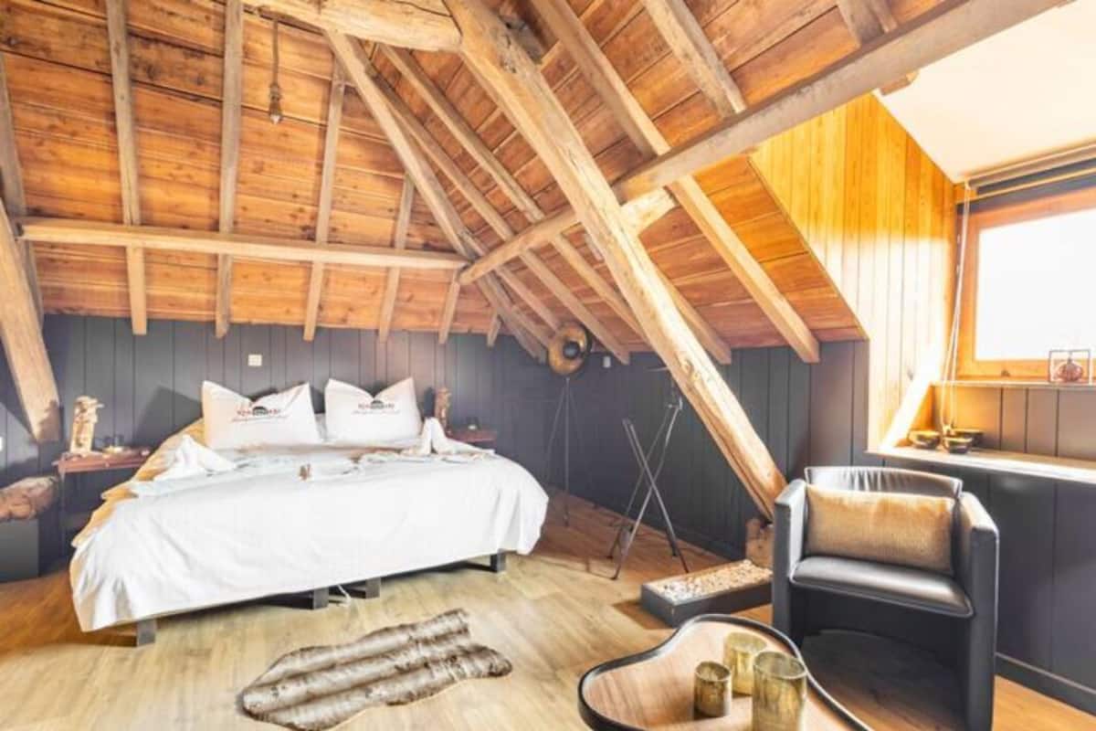 Rom – deluxe | Minibar, safe på rommet, skrivebord og blendingsgardiner
