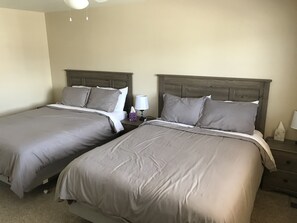 2 habitaciones, escritorio y tabla de planchar con plancha 