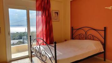 4 bedrooms, iron/ironing board, internet, bed sheets