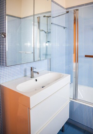 Douche, séchoir à cheveux, serviettes fournies