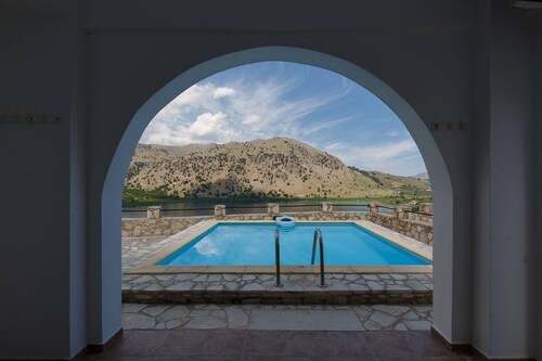 Linda's Villa In Unrivalled position in Kournas - Amazing View!